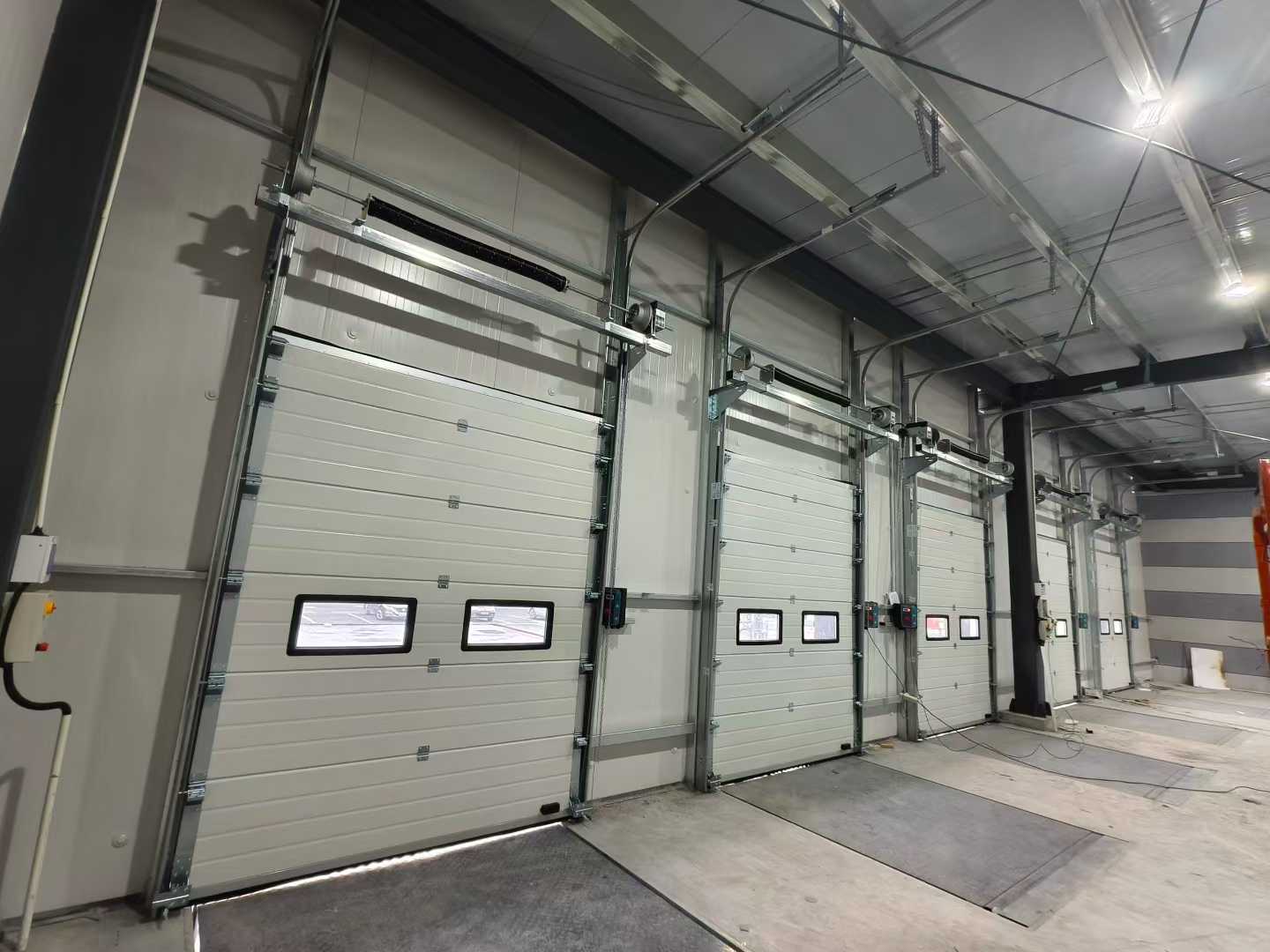 Dostawa przemysłowych bram segmentowych i platform przeładunkowych dla projektów magazynowych